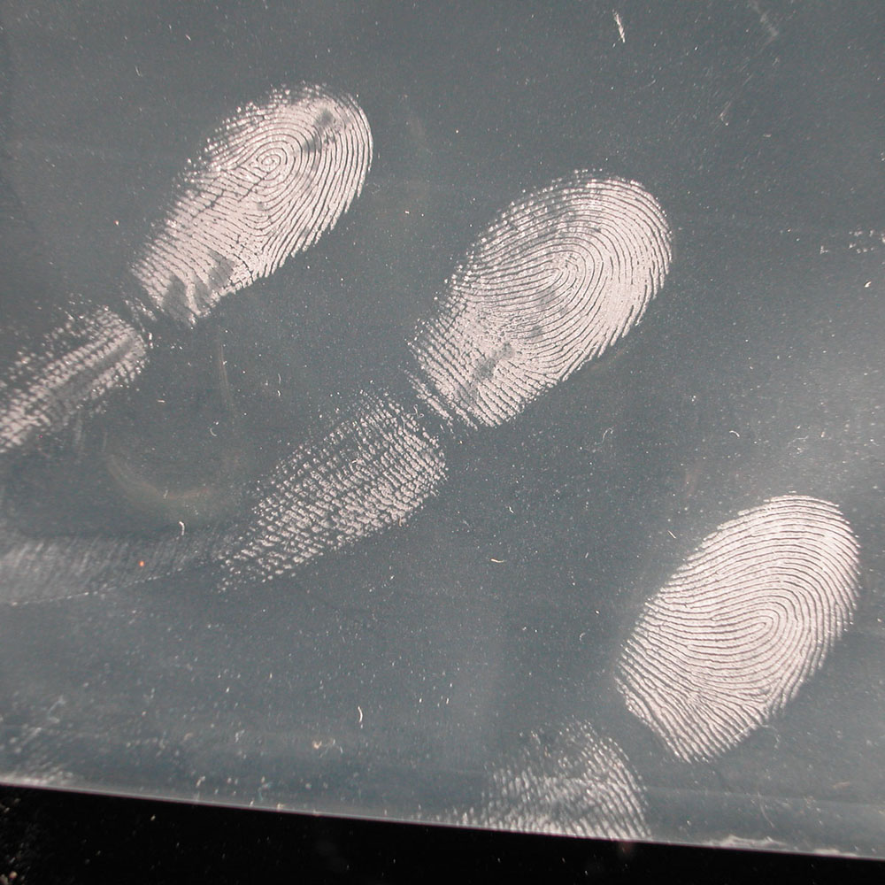 Обнаруженных следов предметов и. Отпечатки пальцев на стекле. Выявление отпечатков пальцев. Отпечатки пальцев на поверхности. Следы пальцев криминалистика.